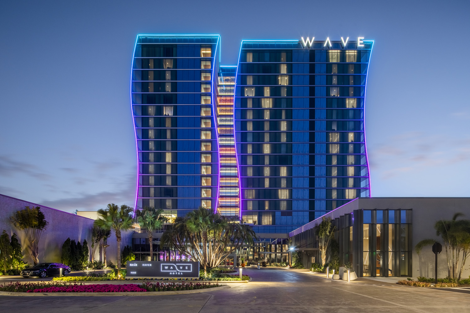 Lake Nona Wave Hotel — exterior al atardecer